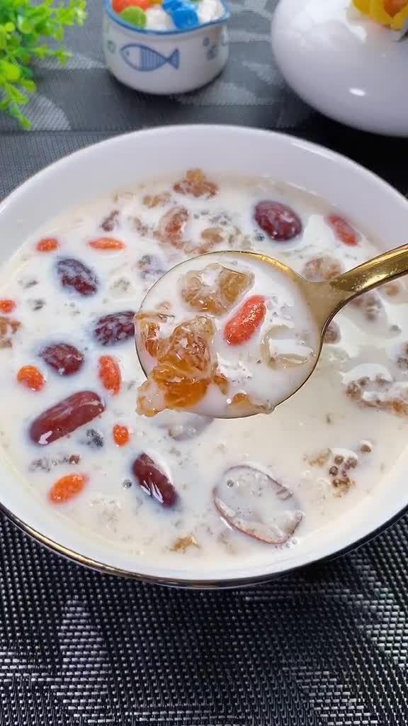 30岁还能素颜出门的秘密就在这碗桃胶炖奶啦