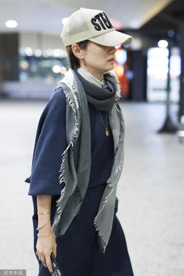 马伊琍素颜赶飞机撅嘴卖萌小女人范足