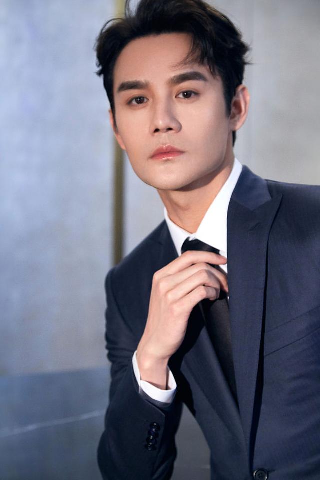 王凯帅气写真精神抖擞长腿无敌,西装革履撩拨领带诱惑力满分!