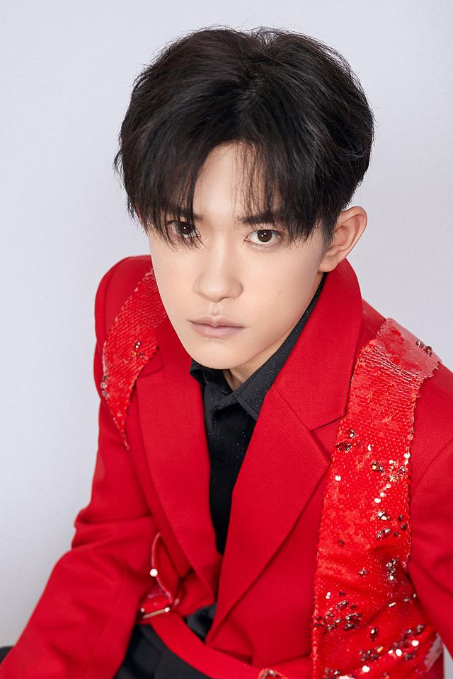 易烊千玺晚会红色亮片西装突显俊逸少年气质