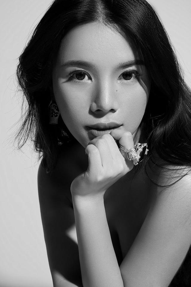 余晚晚身着高定羽毛裙宛若黑天鹅展现温柔高贵气质