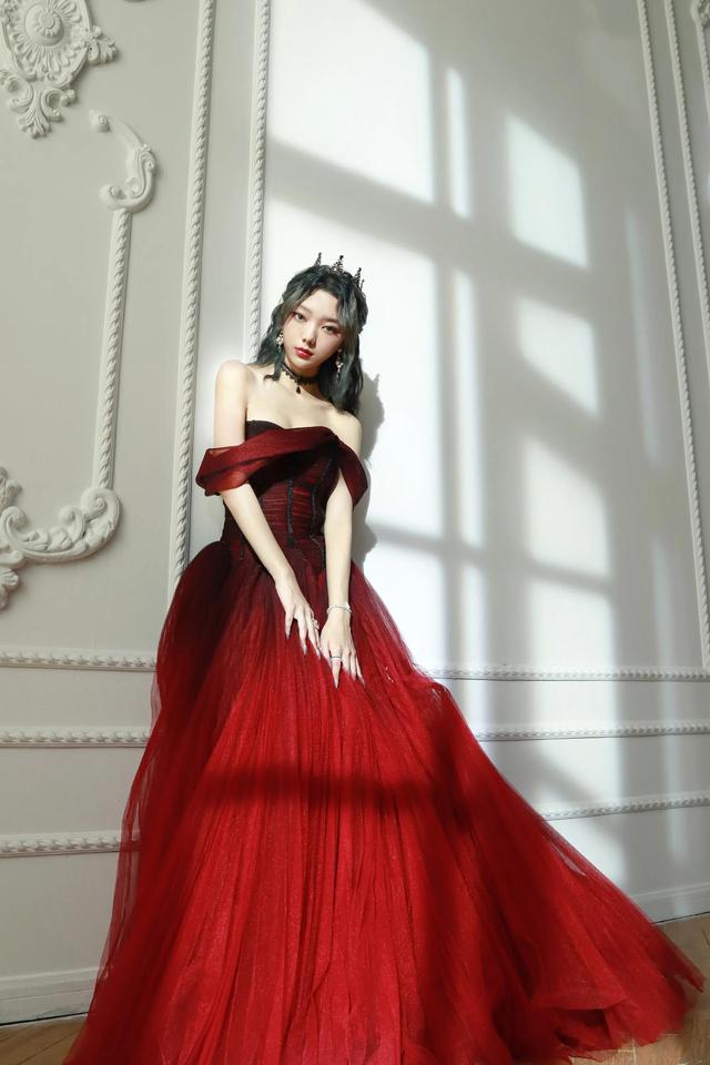 李紫婷一袭红色抹胸礼服裙!_高清图集_新浪网