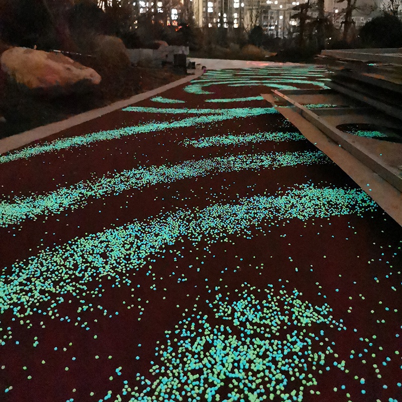 彩色自发光的路面工艺有很多种,可以在做彩色路面的同时,增加路面荧光