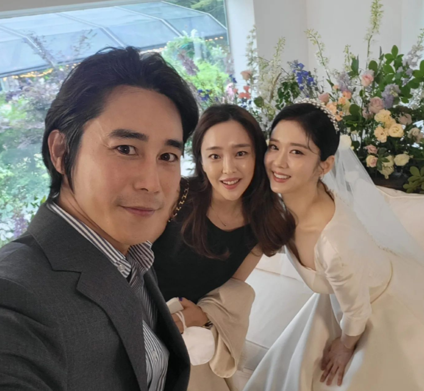 张娜拉婚礼细节曝光父亲牵手送嫁与小6岁老公结婚照首度公开