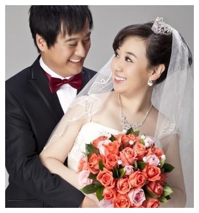 38岁关凌罕露面肤白纤瘦原来已经结婚9年了