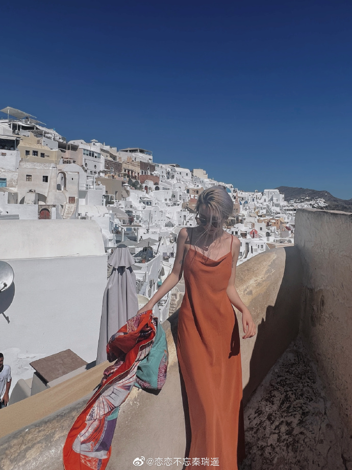 在欧洲旅游的美女秦瑞遥迷人美照欣赏