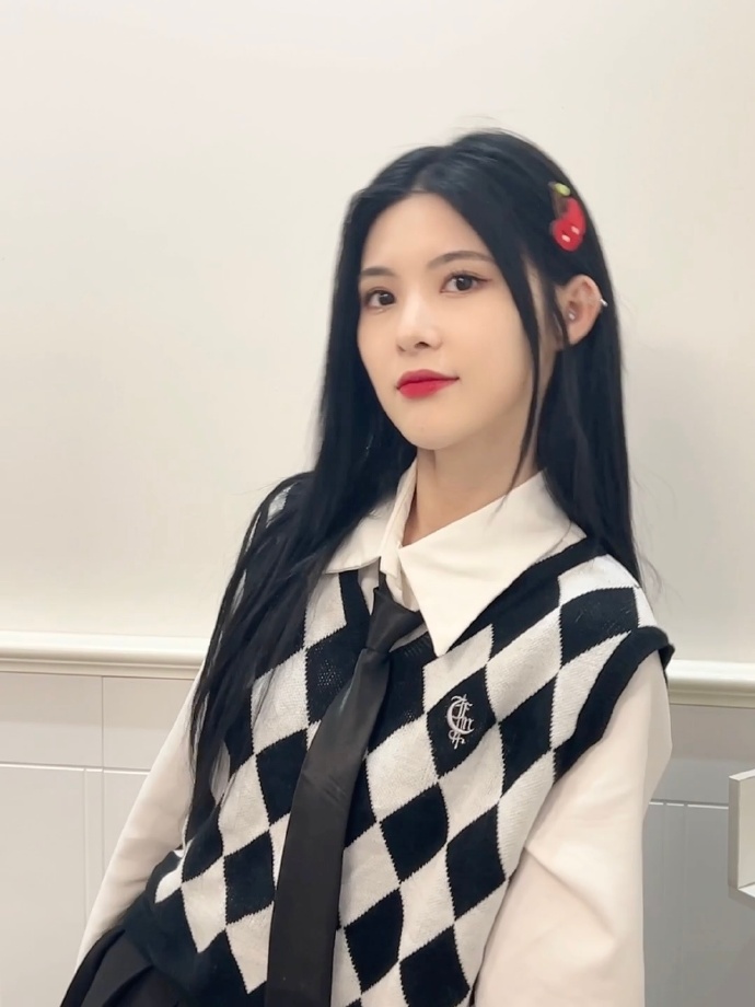 snh48田姝丽拍摄校园风写真好可爱