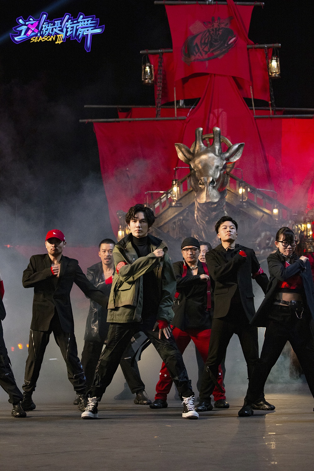 就是街舞》第三季首期节目以明星队长的街舞作品大秀作为开场,所有