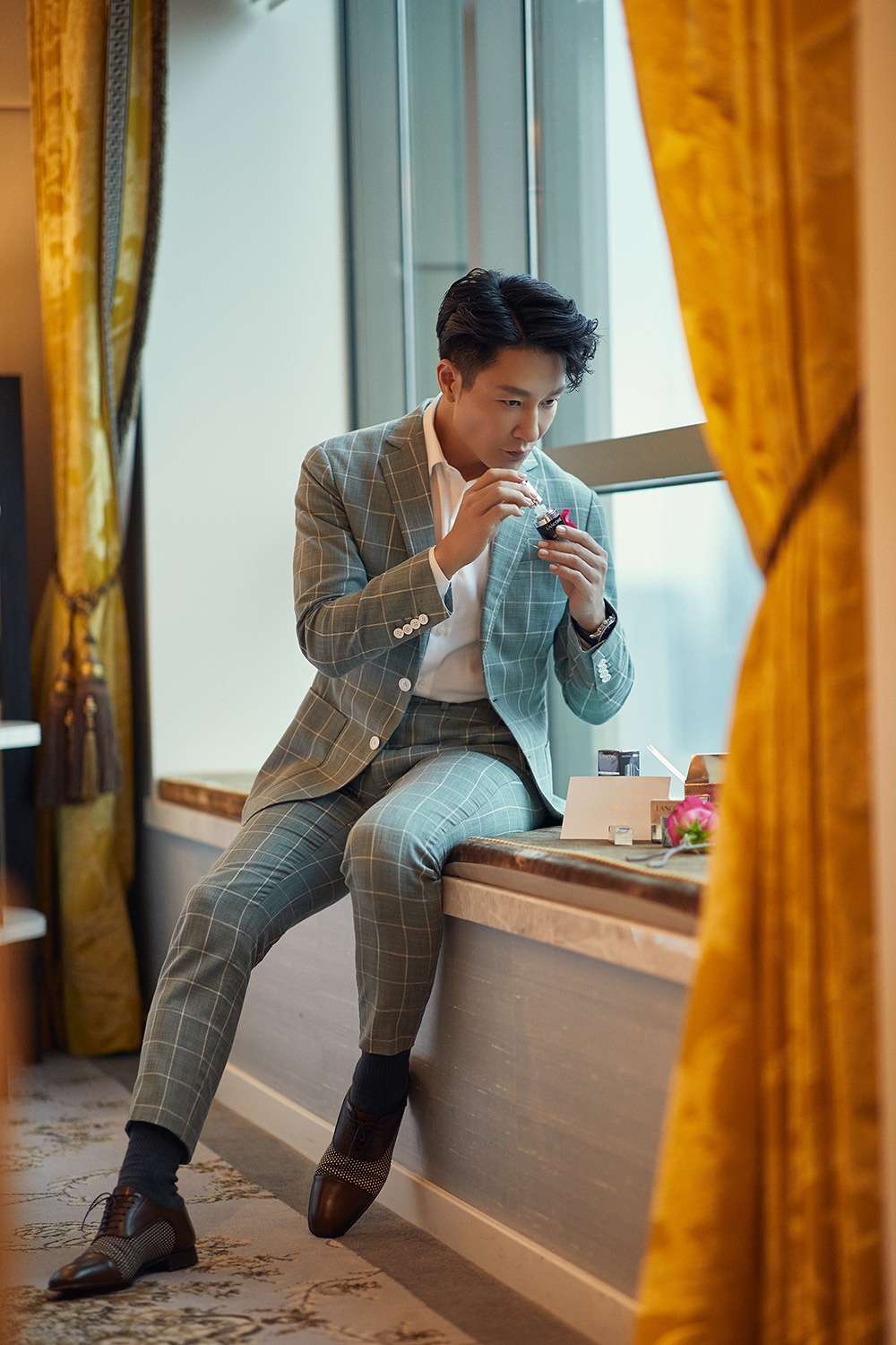 李宗翰格纹西装亮相直播 质感高级尽显绅士风范