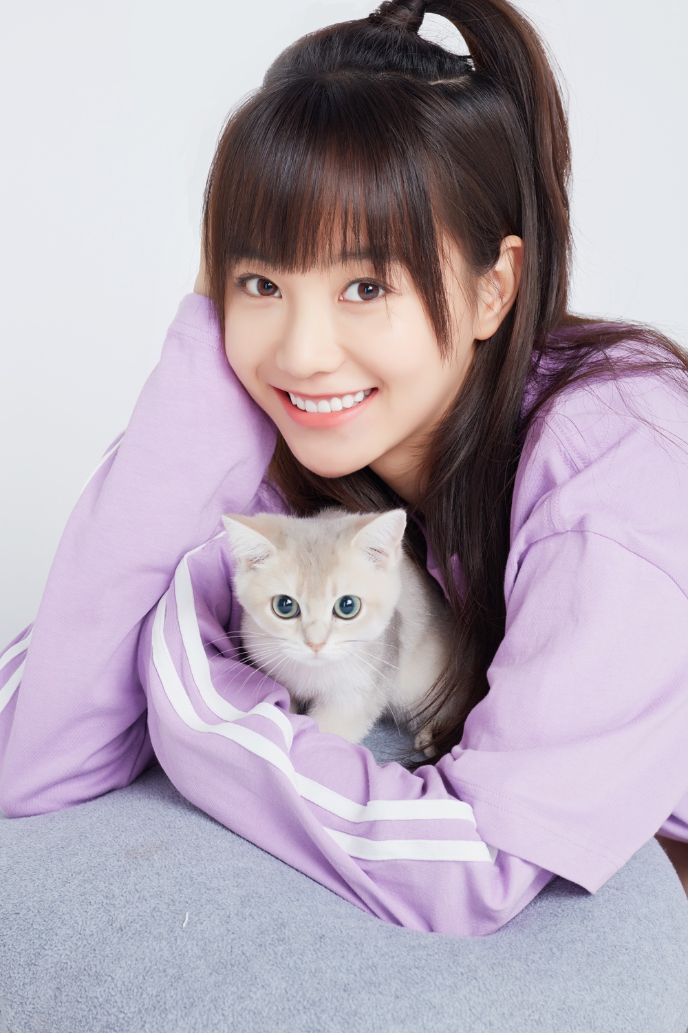 胡意旋猫系女友治愈写真释出 灵动可爱元气满满