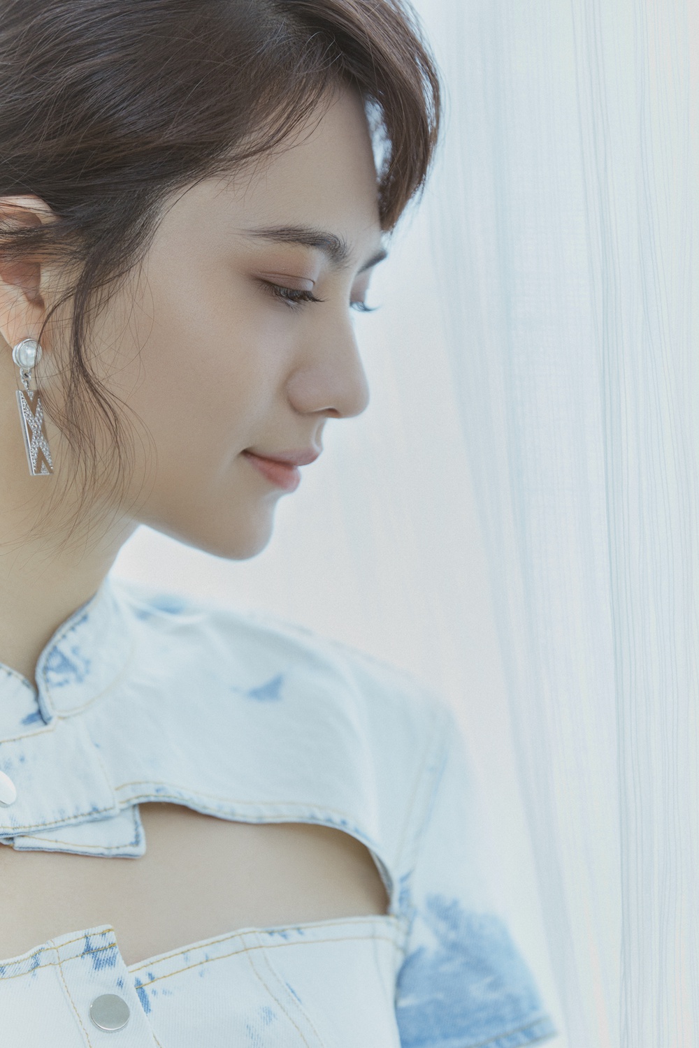 姜珮瑶甜飒牛仔装亮相热带往事首映礼与彭于晏相互取暖