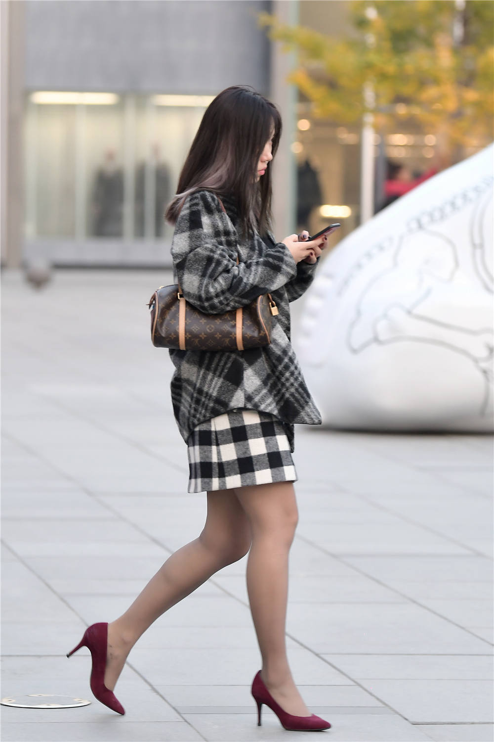 超薄的黑色丝袜,搭配暗红色尖头细跟鞋,秋冬时节穿搭也更精致