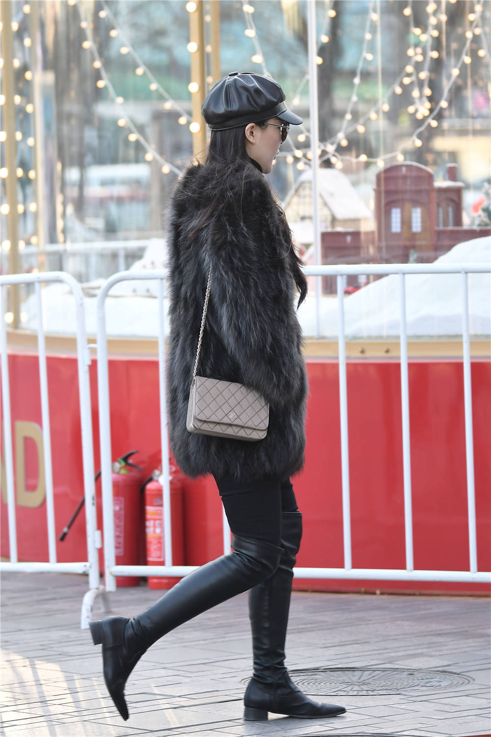 黑色软皮过膝靴修身设计搭配紧身裤深灰色皮草增添气质