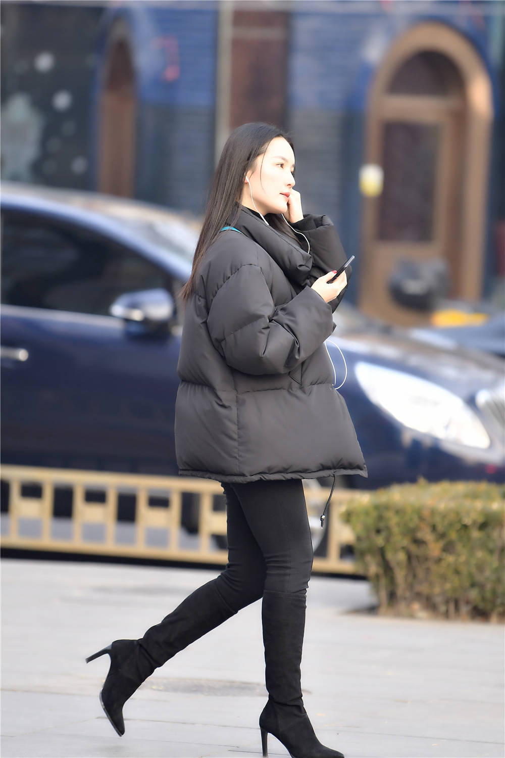 黑色尖头细跟长靴,搭配紧身裤,保暖时尚,穿着黑色短款羽绒服|长靴|细