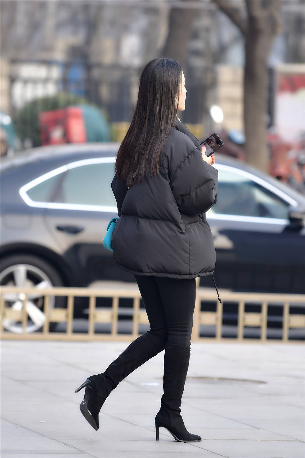 黑色尖头细跟长靴,搭配紧身裤,保暖时尚,穿着黑色短款羽绒服|长靴|细