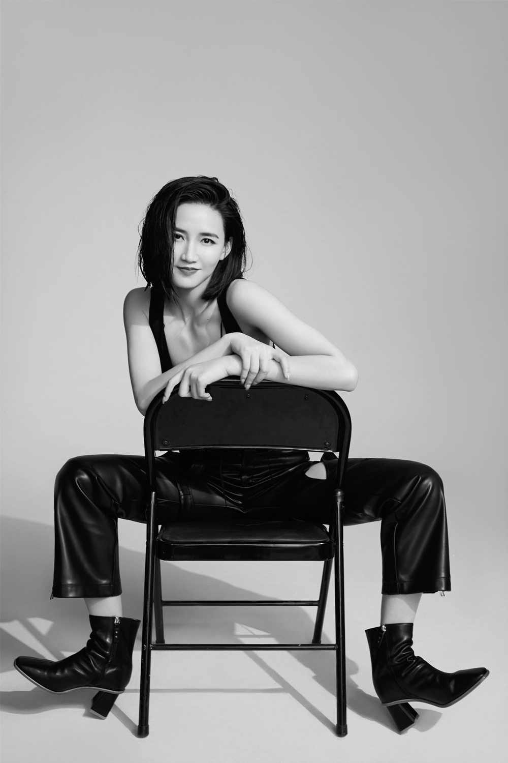 周开开黑白写真释出 干练下尽显洒脱魅力__财经头条