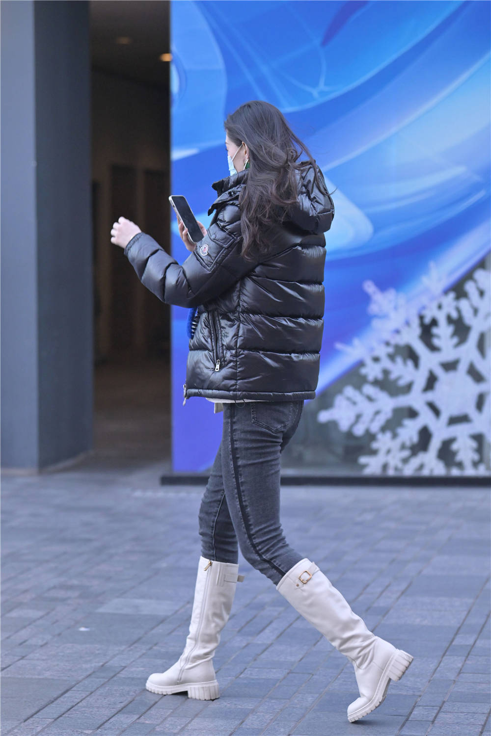 冬季经典穿搭牛仔裤搭配长靴是很多人喜欢的风格