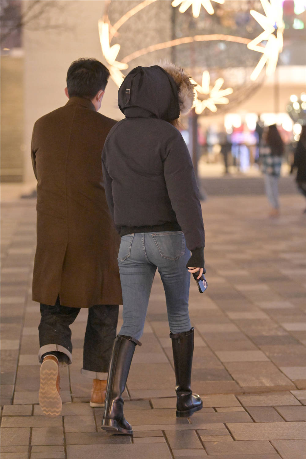 冬季经典穿搭牛仔裤搭配长靴是很多人喜欢的风格