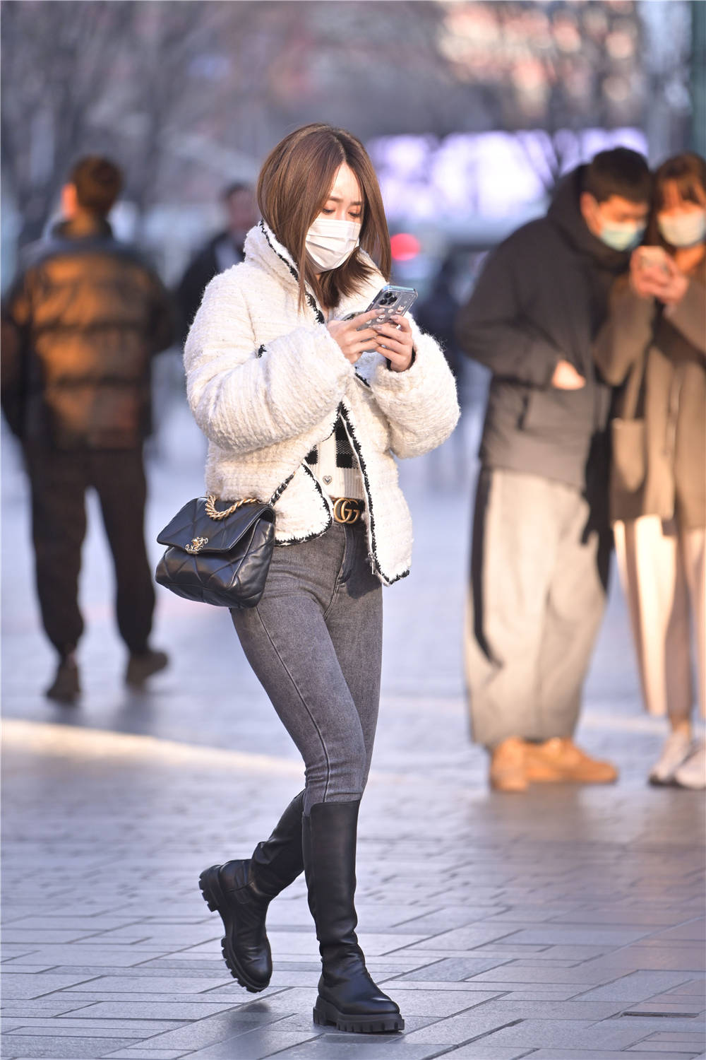 冬季经典穿搭牛仔裤搭配长靴是很多人喜欢的风格