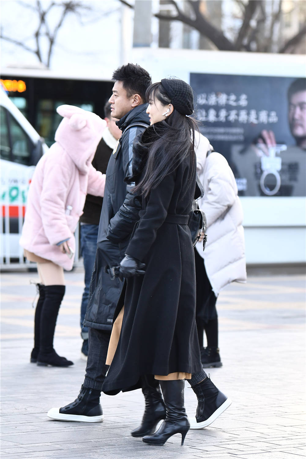 黑色细高跟长靴搭配长款大衣冬季的简约风格搭配