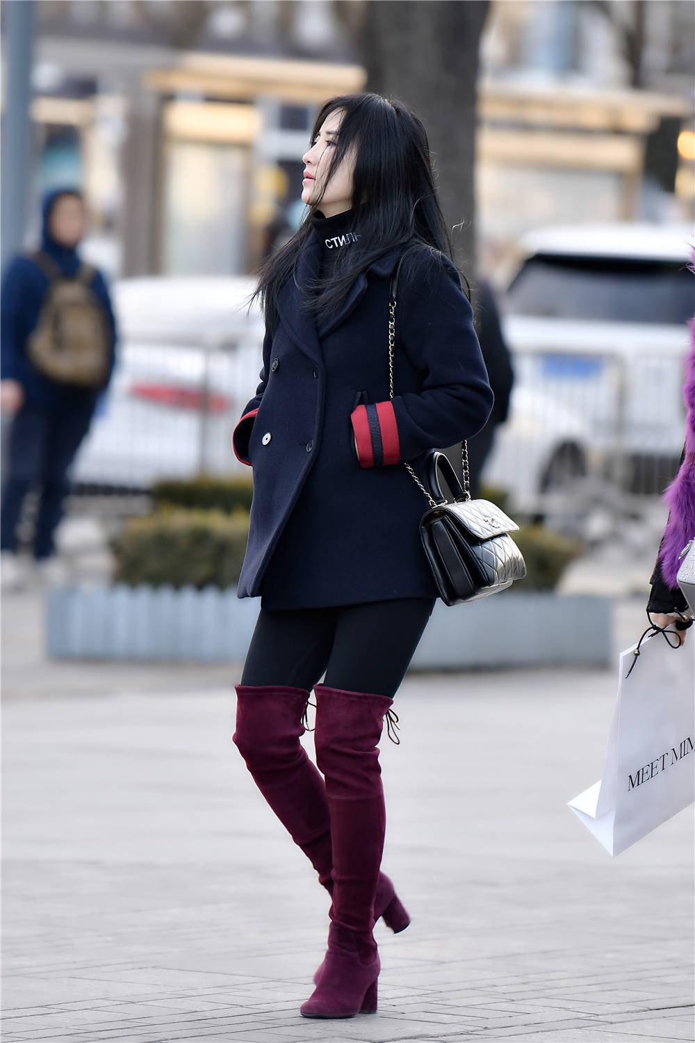 暗红色粗跟过膝长靴,搭配紧身裤显身材,呢子外套更保暖|长靴|呢子|粗