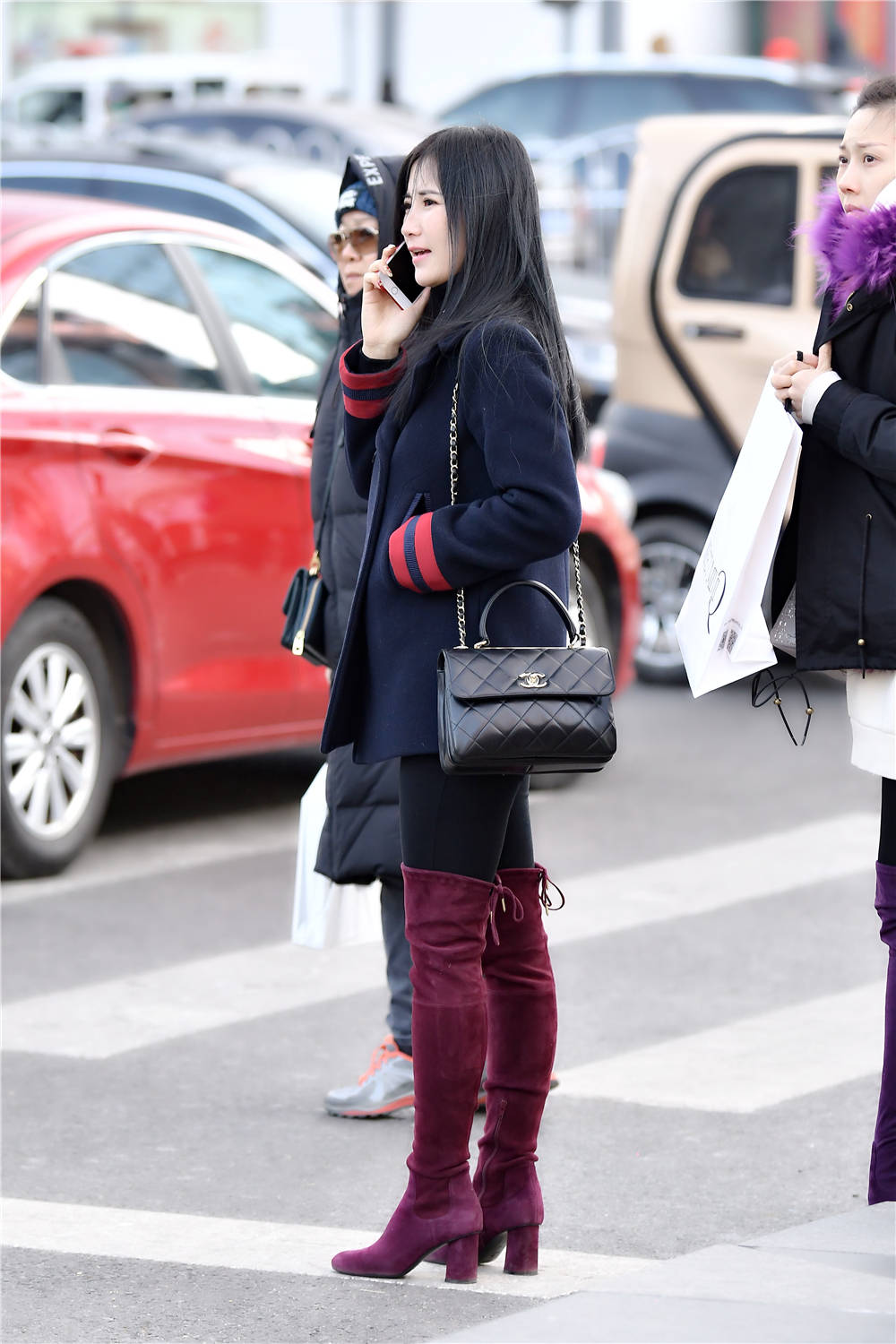 暗红色粗跟过膝长靴,搭配紧身裤显身材,呢子外套更保暖|长靴|呢子|粗