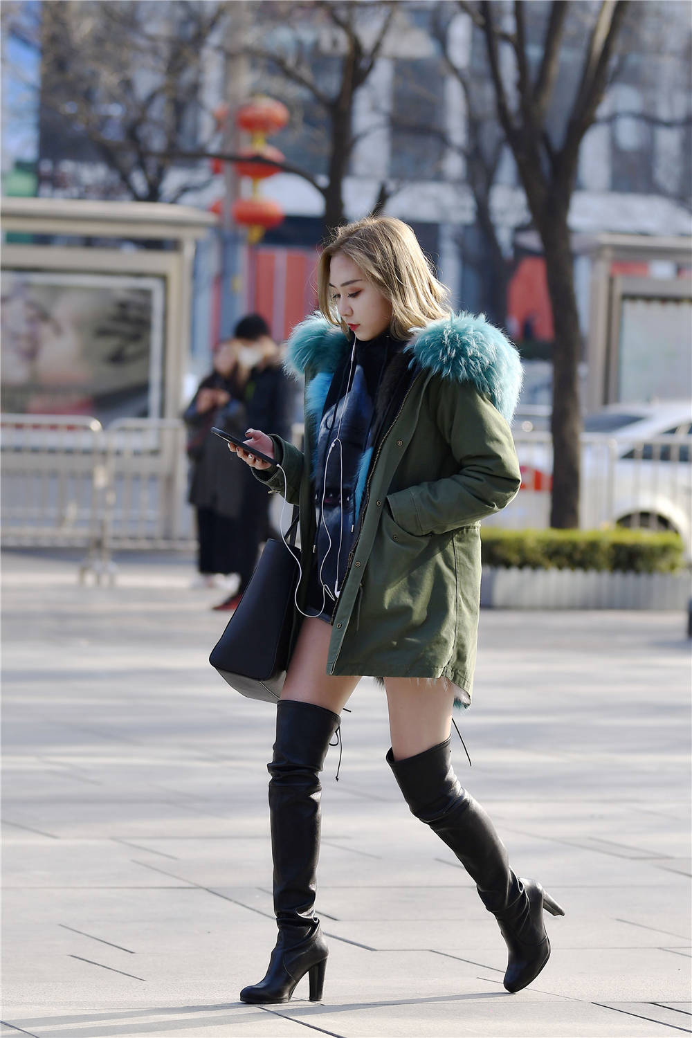 黑色过膝长皮靴,搭配短款的羽绒服,春天出门的穿搭|短款|长靴|美女