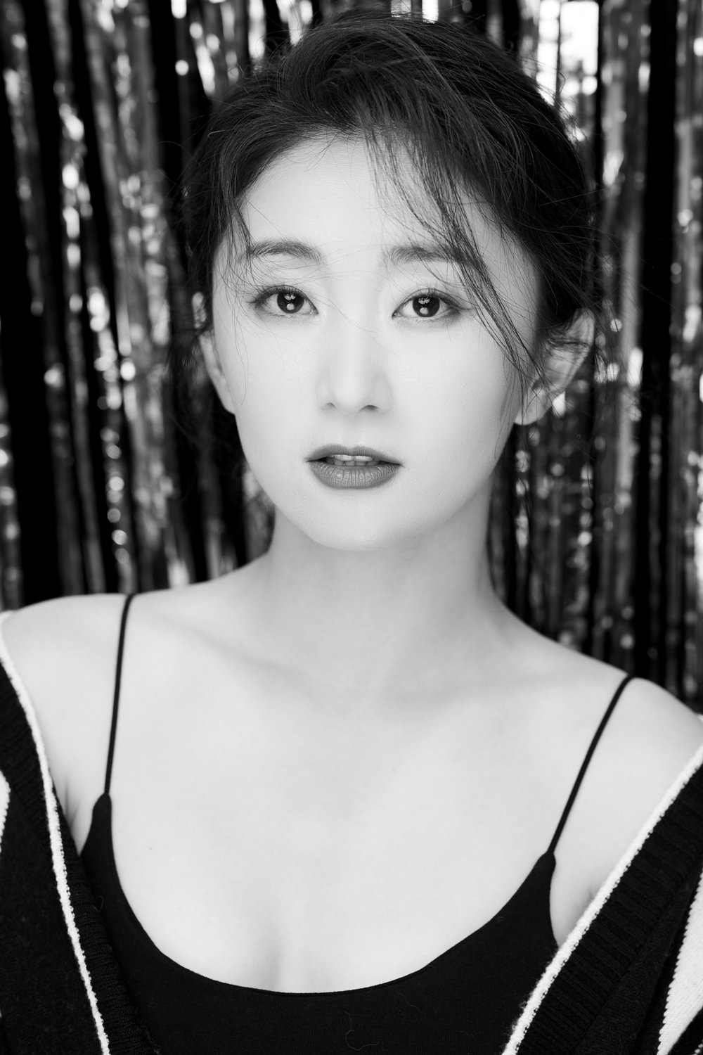 赵秦黑白写真释出 气质温婉笑容迷人|赵秦|写真|温婉_新浪新闻