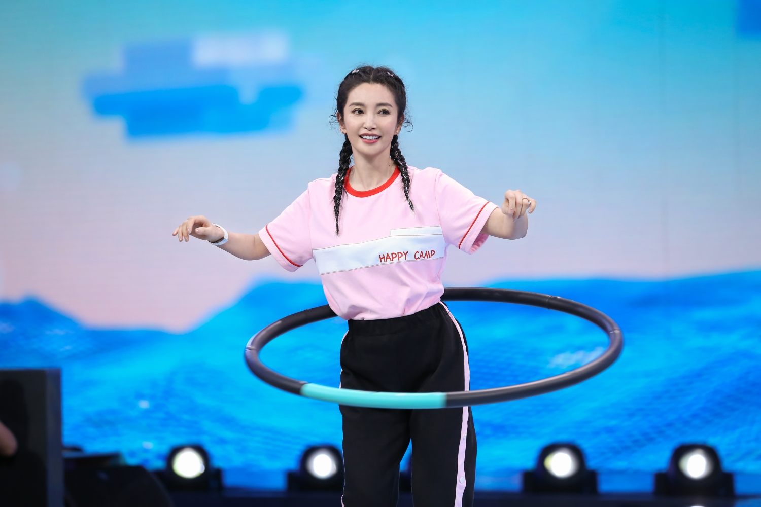 李冰冰快乐大本营转呼啦圈燃爆团魂与妹妹跳皮筋好似镜面