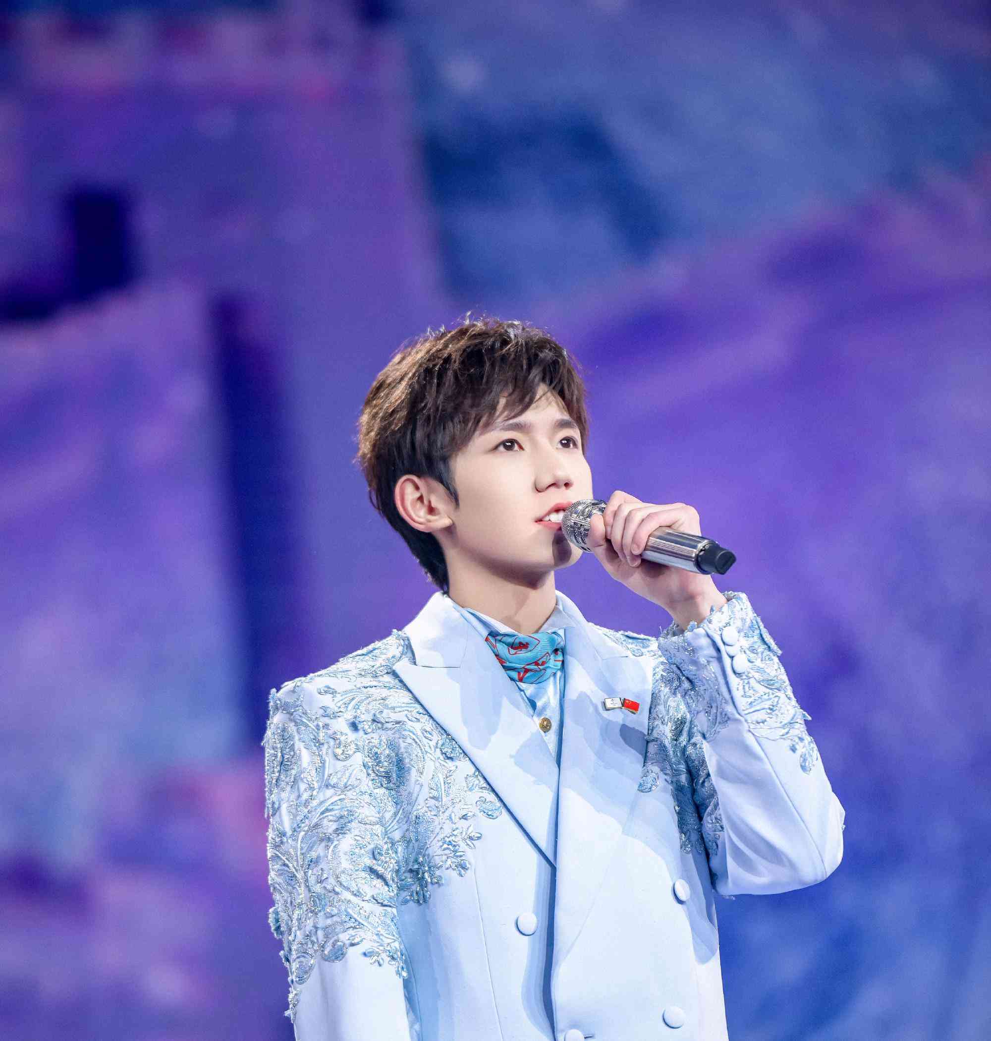 王源豪门贵公子即视感黑色亮丝条纹西装太精致女明星成背景板