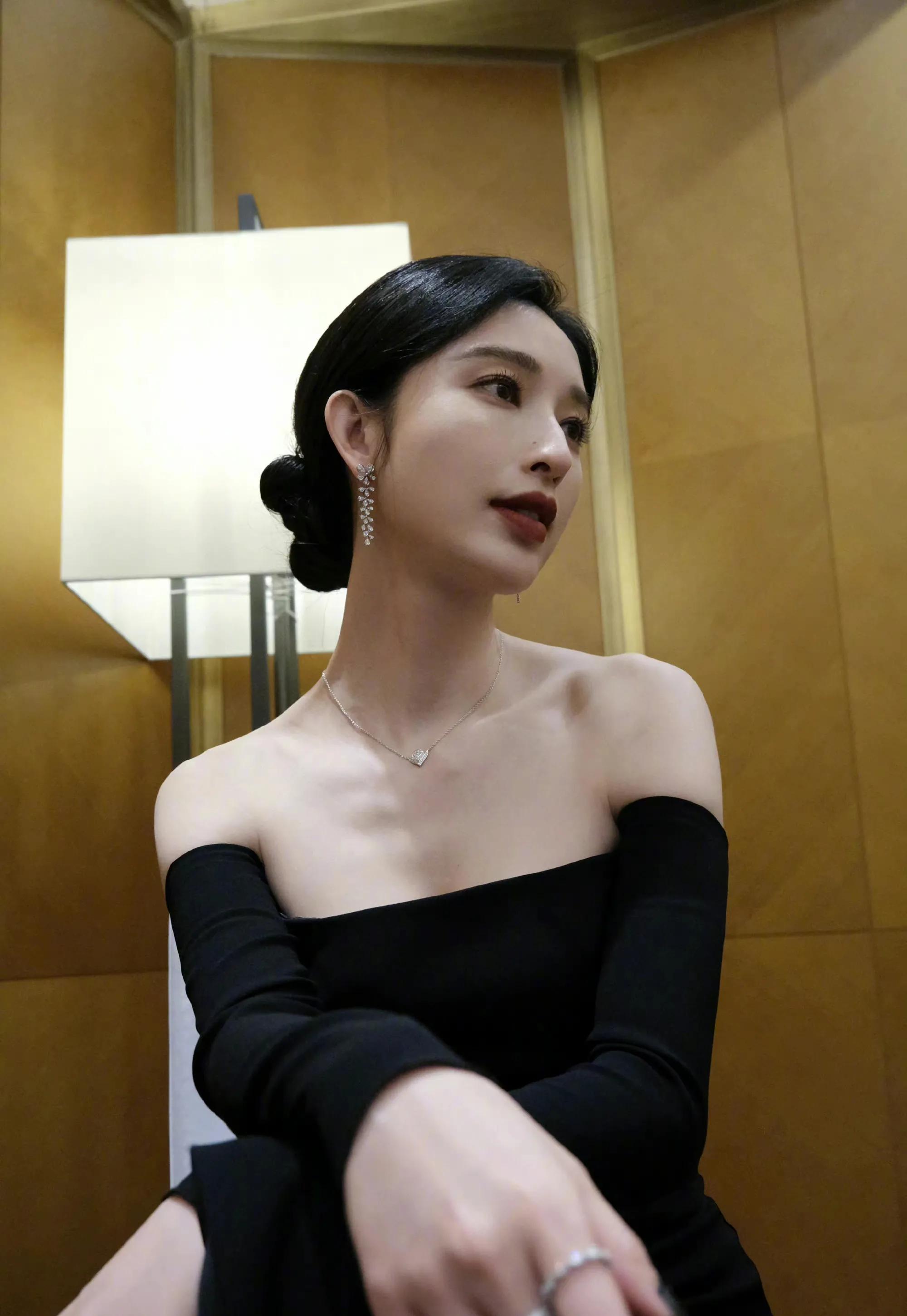 张俪穿抹胸黑色裙子,淡淡的妆,优雅迷人!__财经头条