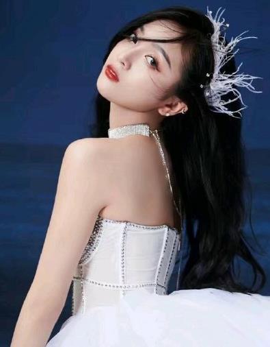 吴宣仪有多美戴羽毛皇冠配白色连衣裙网友仙女本仙