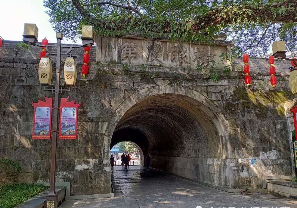 一座有着古代科举痕迹的老城墙