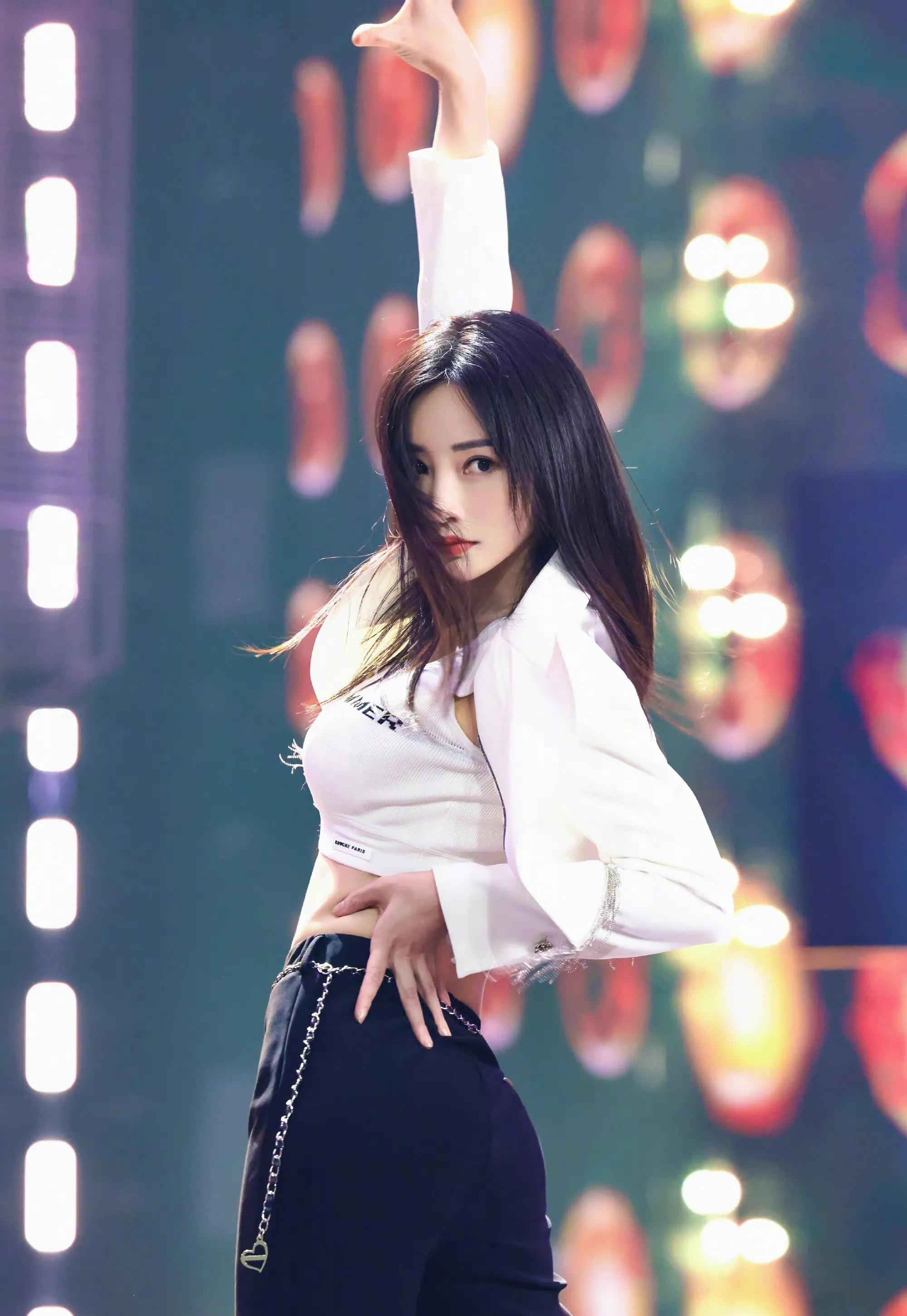 柳岩魅力跳舞,优雅迷人!_高清图集_新浪网