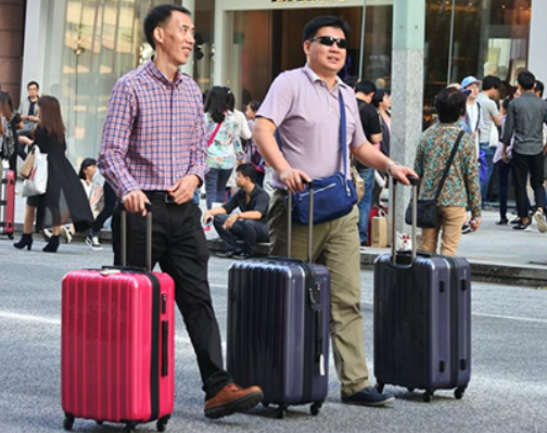 为何中国人出门都带行李箱,而老外出门只背包?原因竟是这