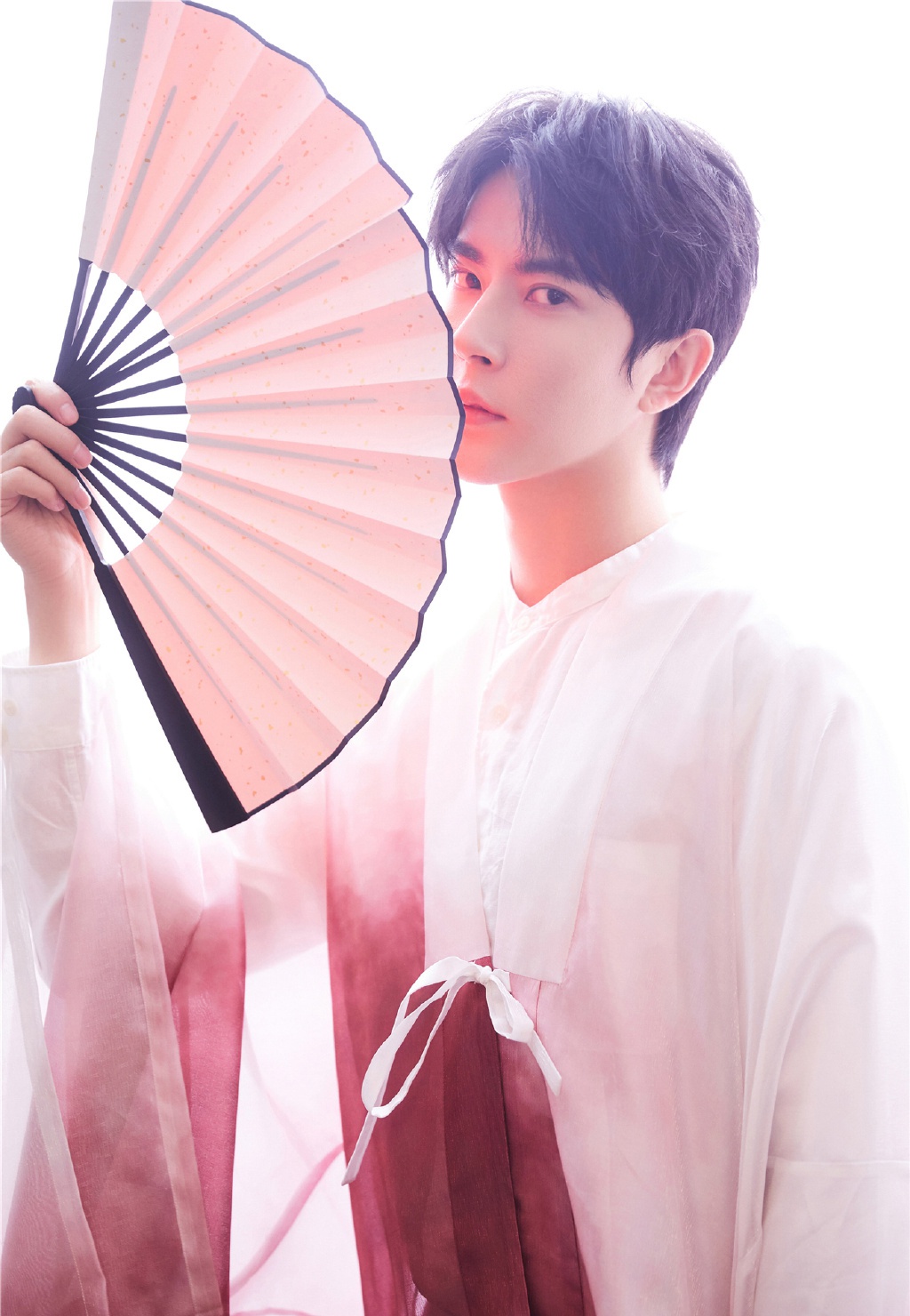 于朦胧汉服写真曝光 手拿折扇低头回眸太可啦