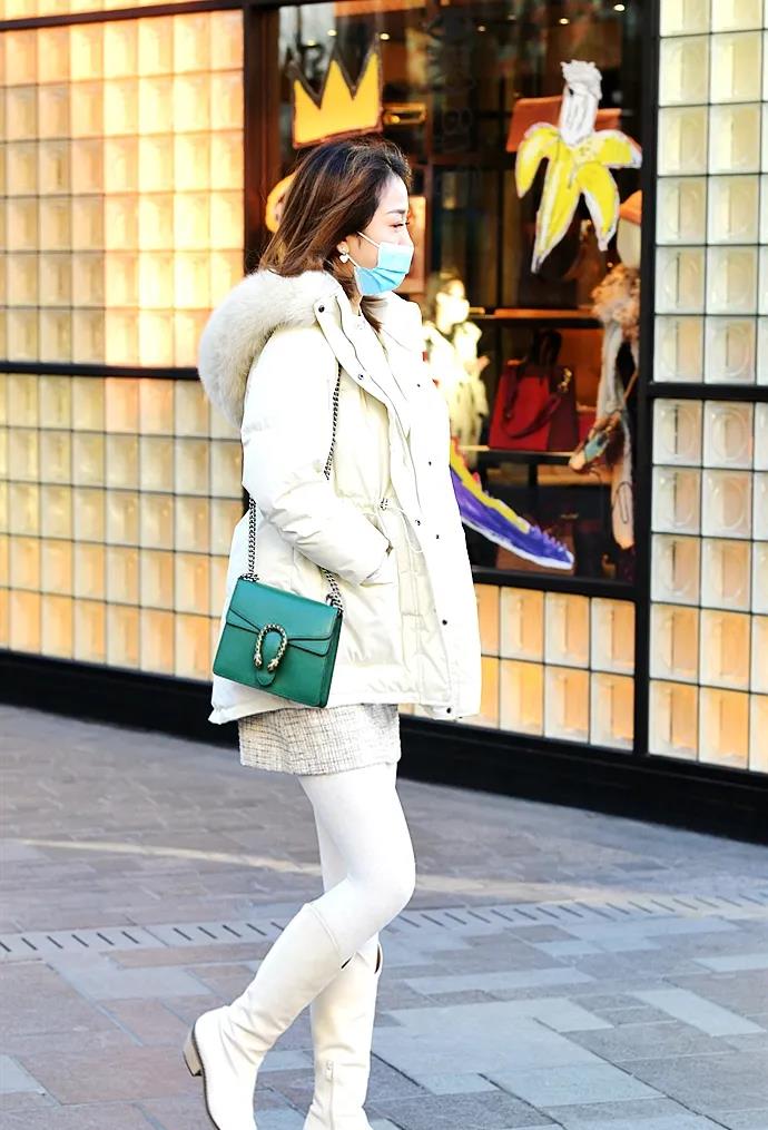 街拍:用长筒白袜打造优质美腿的靓女