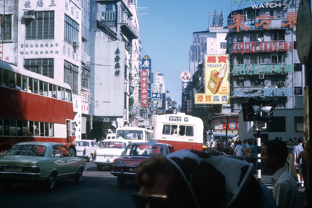 1970年的香港,罕见街拍老照片,市中心到处都是小轿车__财经头条