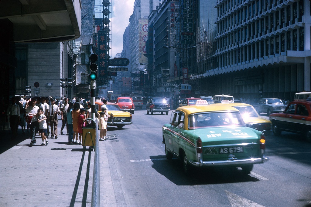 1970年的香港,罕见街拍老照片,市中心到处都是小轿车__财经头条