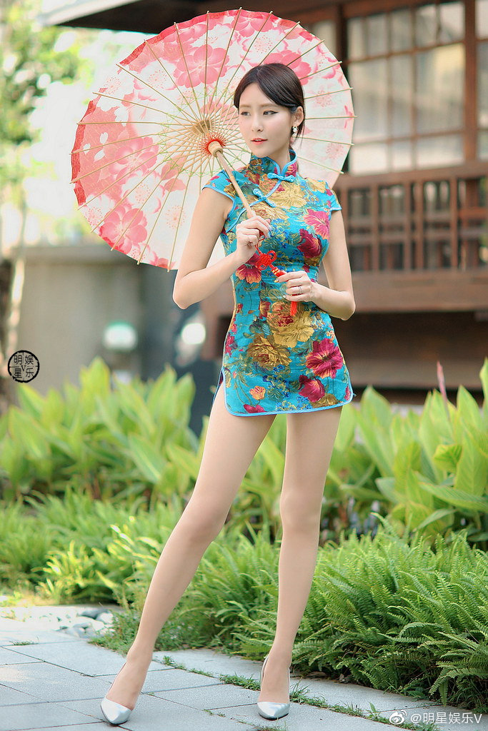 美女模特小姐姐穿旗袍迷人写真美照好看啊__财经头条