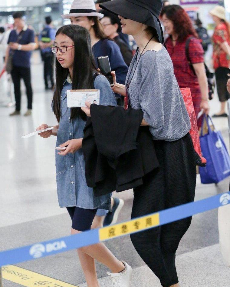 徐帆带女儿走机场穿灰色上衣配飞鼠裤自己竟比女儿还时髦