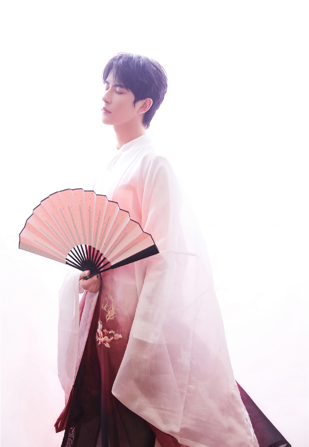 于朦胧汉服写真曝光 手拿折扇低头回眸太可啦