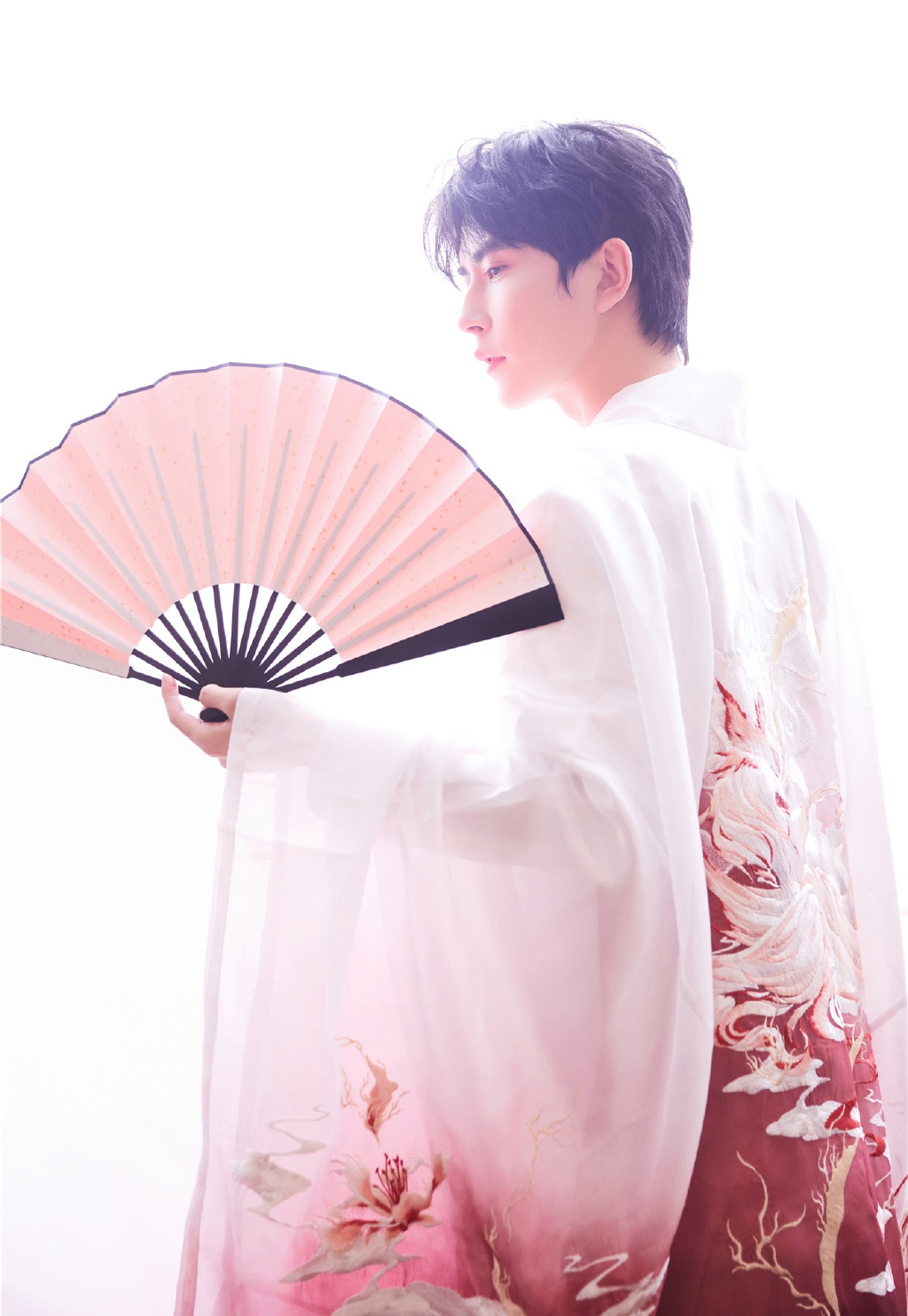 于朦胧汉服写真曝光 手拿折扇低头回眸太可啦