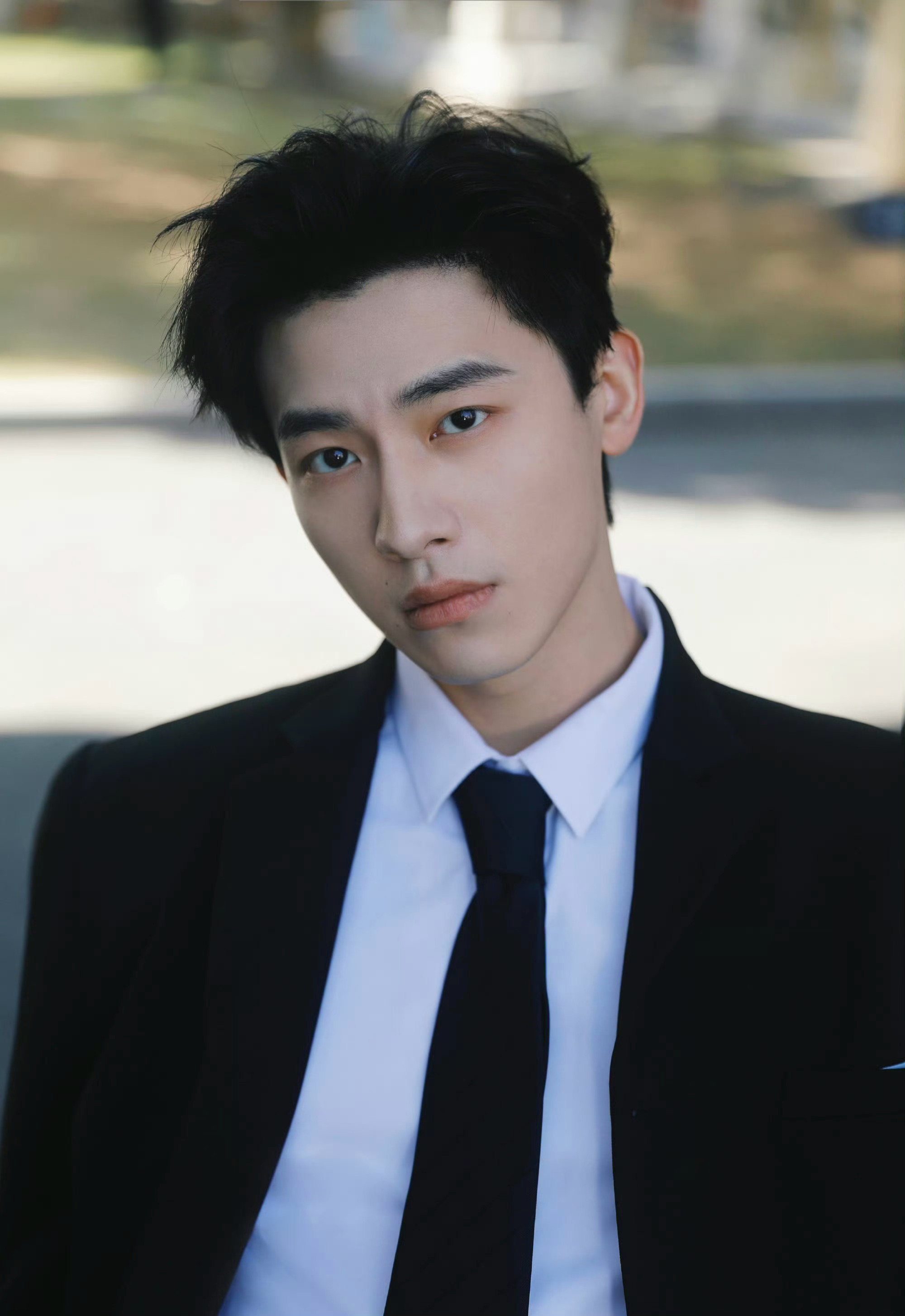 辛云来全新时尚造型,自带故事感,演绎轻熟魅力