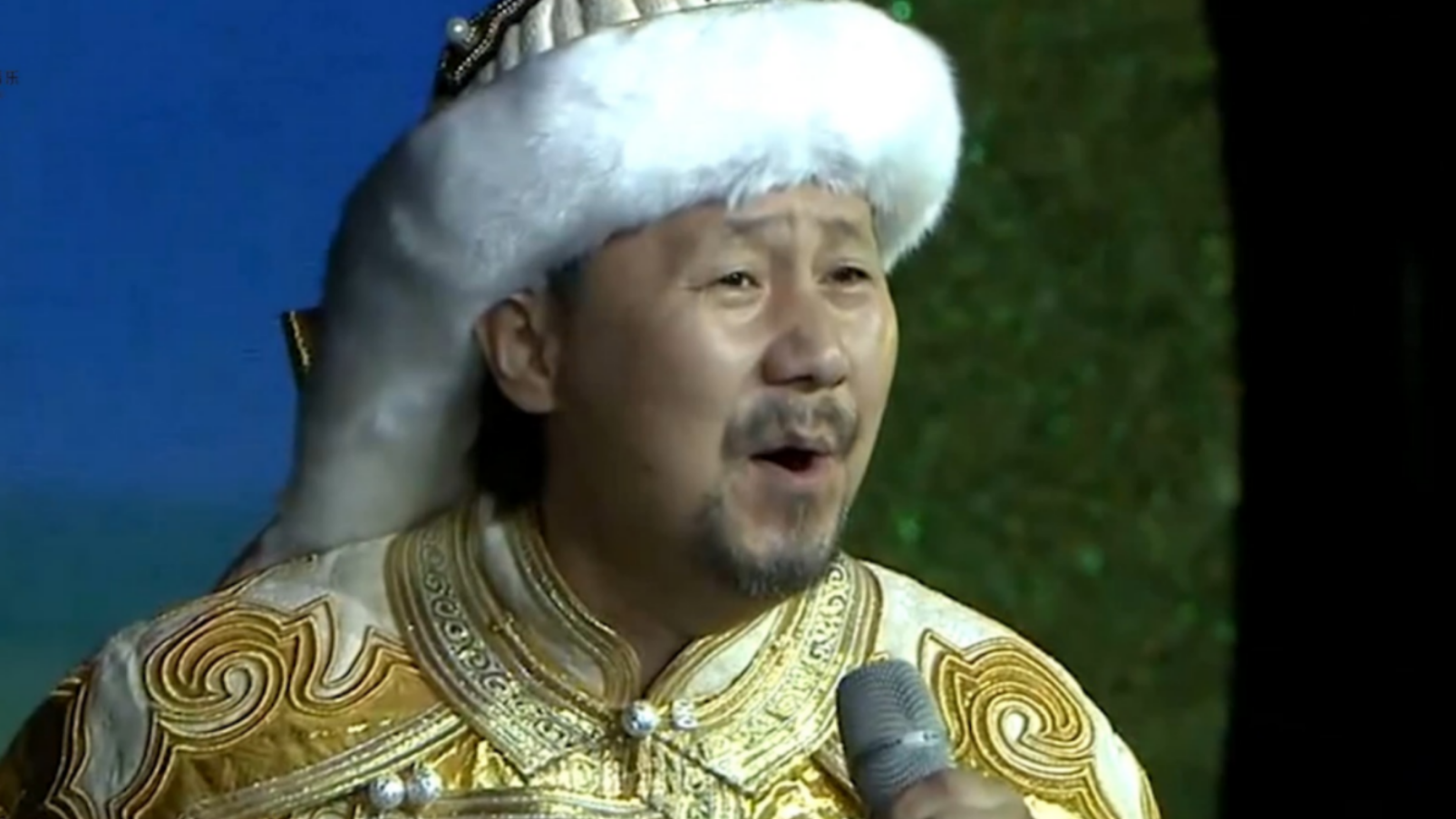 腾格尔《父亲的草原母亲的河》,唱哭台下观众,好听超降央卓玛!