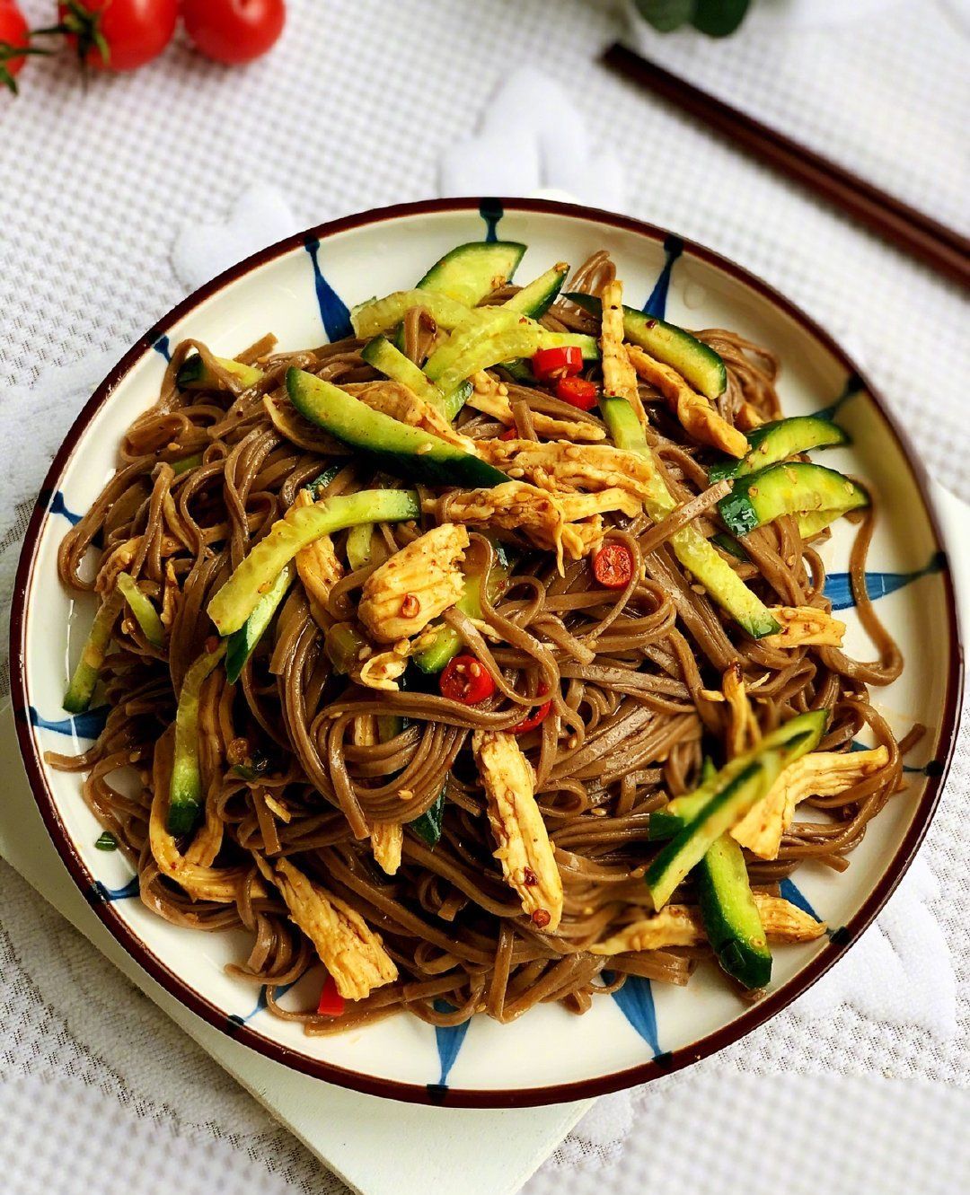 凉拌鸡丝荞麦面,码上黄瓜,浇上酱汁,好吃又不胖