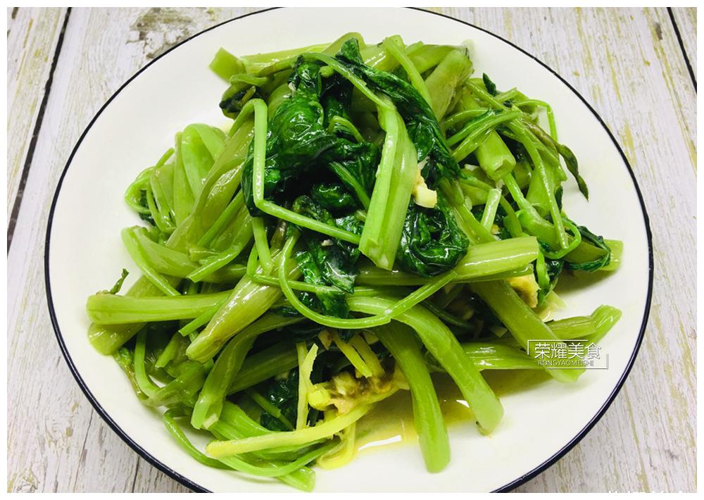在粤菜餐厅里,几乎都有腐乳炒空心菜这一道菜,这是非常经典的做法,那