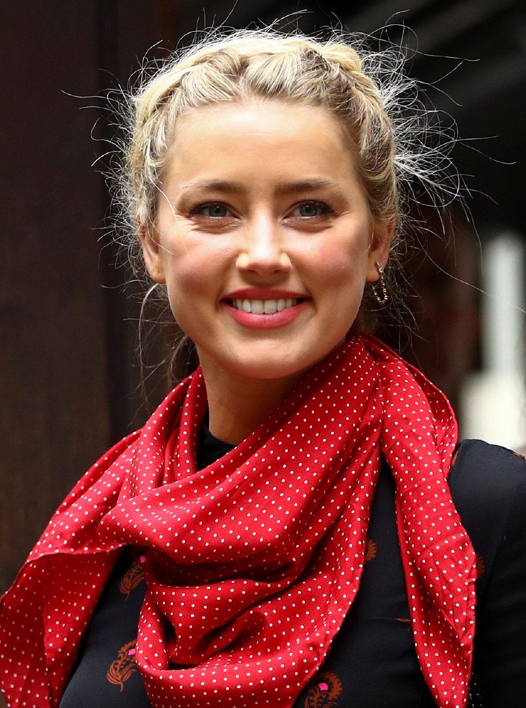 艾梅柏·希尔德amber heard伦敦最新街拍,不再是黑白搭配了!