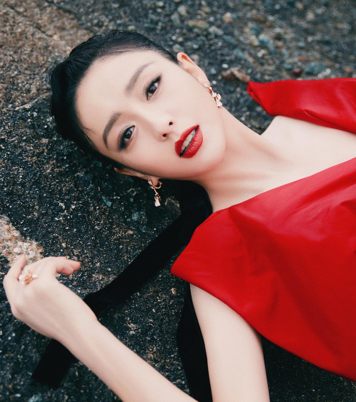 被佟丽娅的穿搭惊艳到了,穿红色连衣裙配高跟鞋,美得惊艳了时光