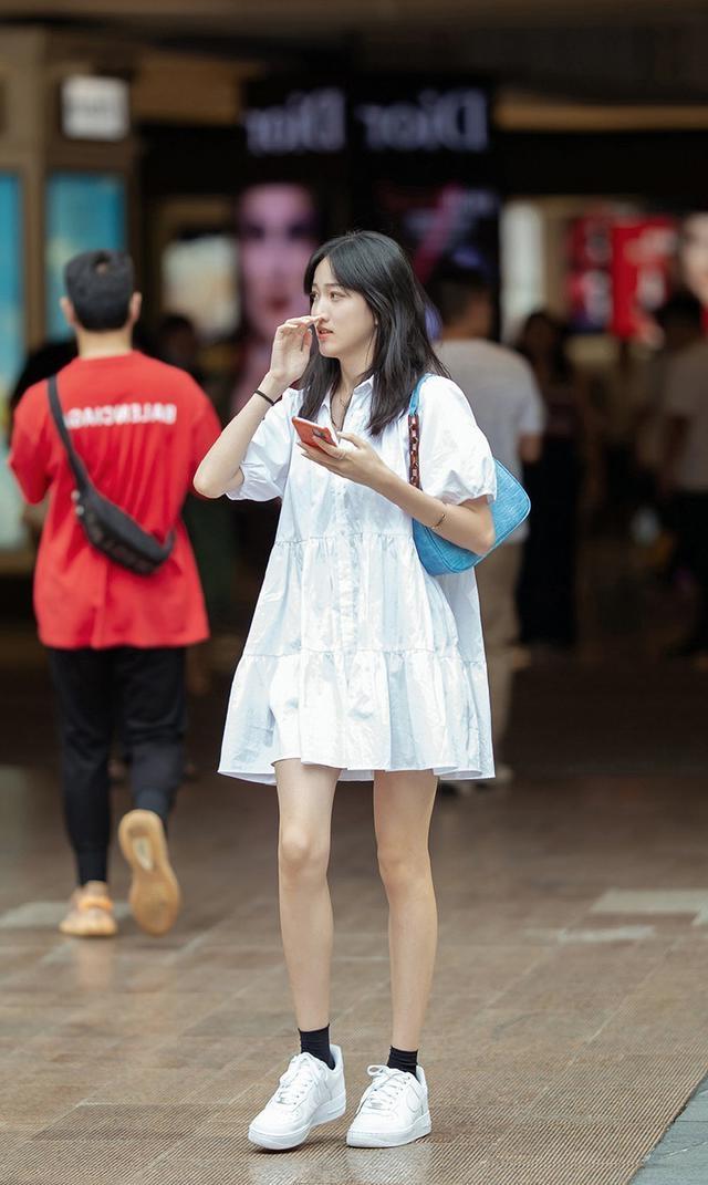 美女裸色紧身裙搭配小白鞋,韵味十足